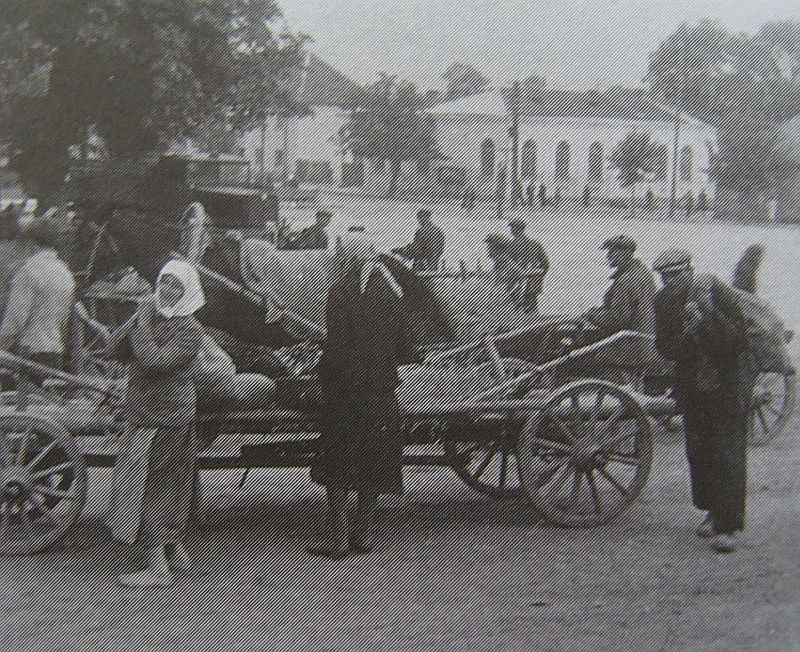 Na rynku w Sokółce, 1948 rok. W tle budynek Domu Ludowego (dziś SOK)